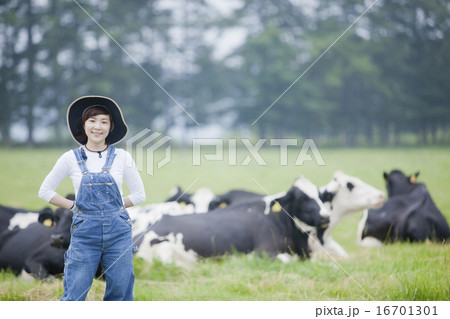 牧場で働く女性 16701301