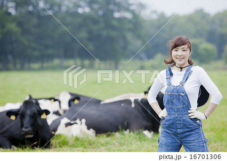 牧場で働く女性 16701306