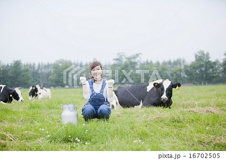 牧場で働く女性 牧場で働く女性 16702505