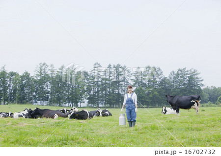 牧場で働く女性 16702732