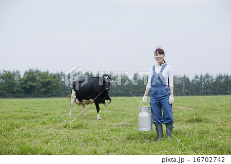 牧場で働く女性 16702742