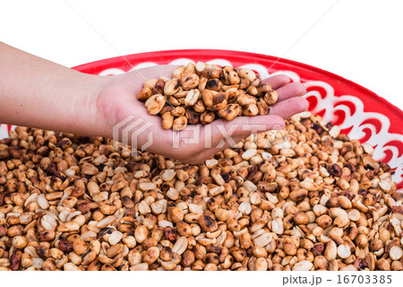 Roasted  peanuts  in woman hand 16703385