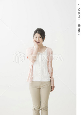 頬に手を当てる女性 16703517