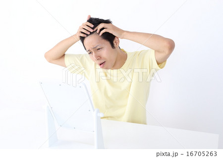 生え際を気にする若い男性 生え際を気にする若い男性 16705263