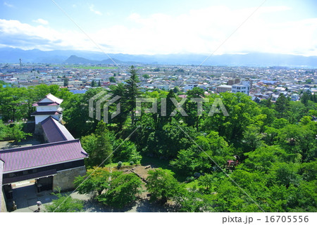 鶴ヶ城から見た会津若松市の街並み 16705556