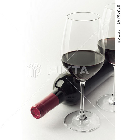 Red wine bottle and two glasses for party poster Red wine bottle and two glasses for party poster 16706328