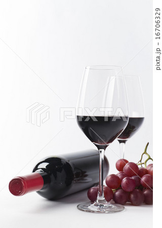 Simple red wine bottle, glasses and grapes 16706329