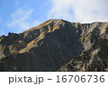 大山、剣ヶ峰と登山者 16706736