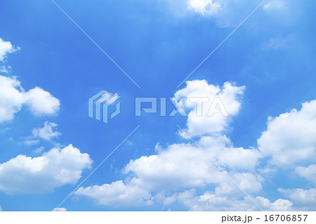 青い空　大空　空　白い雲　日光　天空　背景 16706857