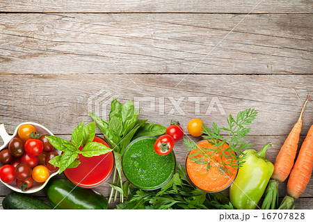 Fresh vegetable smoothie 16707828