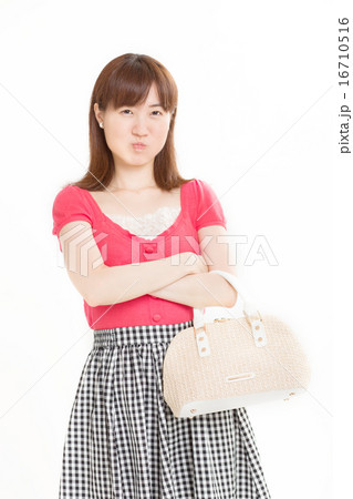 赤い夏服を着た清楚な女性 16710516