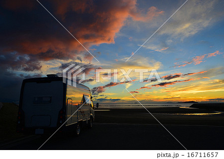 キャンピングカーのある風景 夕焼けの海岸 Perming 風景写真素材の写真素材