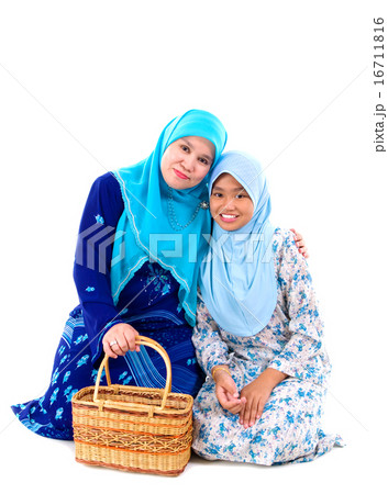 Muslim woman and daughter Muslim woman and daughter 16711816