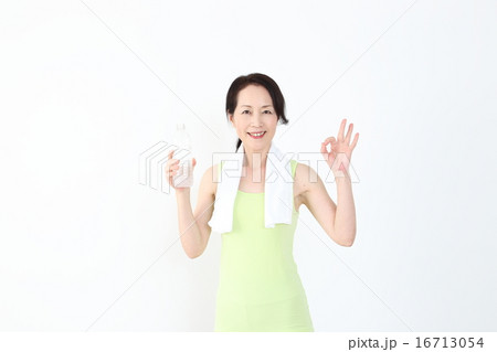 スポーツウェアを着た中年女性 16713054