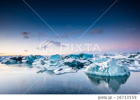 Icebergs floating in Jokulsarlon glacier lake at s 16713559