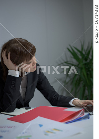 残業 女性 残業 女性 16714383