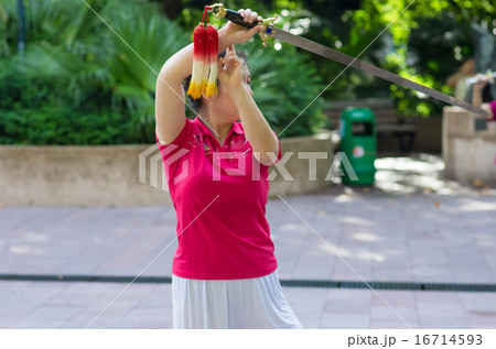 公園で剣を持って太極拳をする女性 16714593