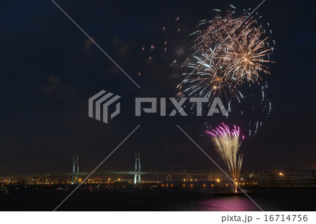 ベイブリッジとみなとみらいの花火_K ベイブリッジとみなとみらいの花火_K 16714756