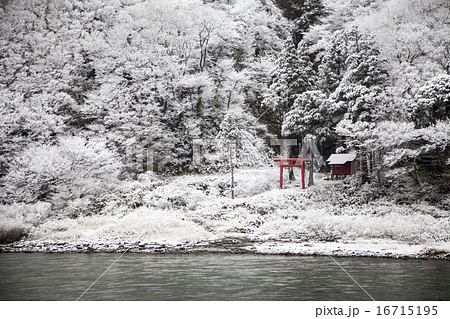 山形県戸沢村 冬の最上川 白糸の滝 16715195