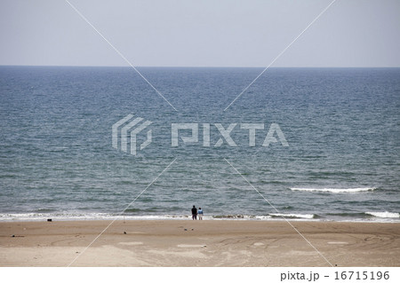 秋田県由利本荘市 穏やかな日本海 16715196