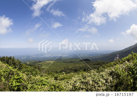 秋田県にかほ市 鳥海山から見た日本海・にかほ市街方面 超広角 16715197