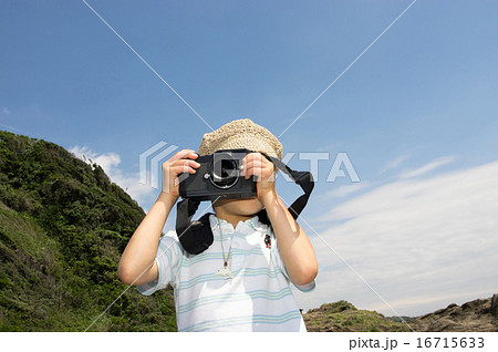 海岸で撮影する子供。小さなカメラマン（三浦半島、長浜海岸） 16715633