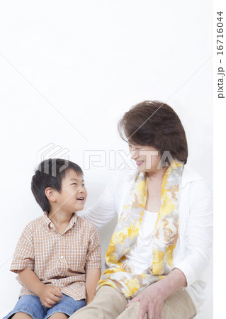 楽しそうな子供とシニア 16716044