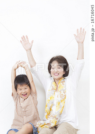 バンザイする子供とシニア バンザイする子供とシニア 16716045