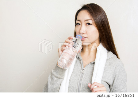 水のペットボトルを持つパーカーの女性 水のペットボトルを持つパーカーの女性 16716851