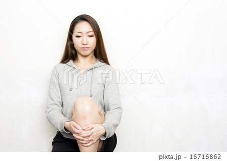 座ってストレッチをする女性 座ってストレッチをする女性 16716862