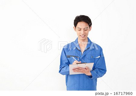 棚卸し中の作業服の男性イメージ 棚卸し中の作業服の男性イメージ 16717960