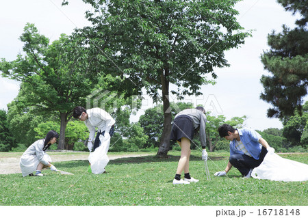 清掃活動をする学生たち 16718148