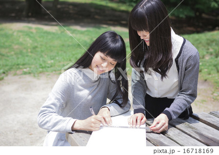 DIYをする学生たち 16718169