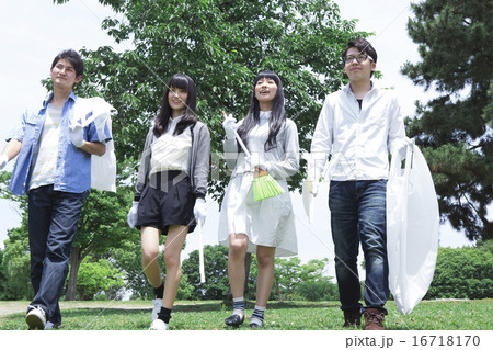 清掃活動をする学生たち 16718170