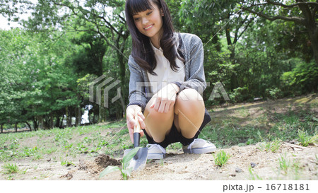植樹をする学生 16718181