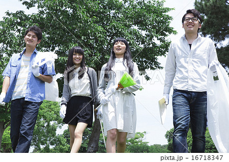 清掃活動をする学生たち 16718347