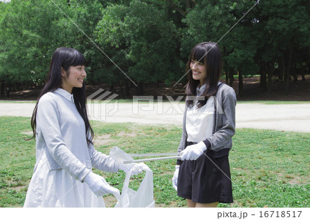 清掃活動をする学生たち 16718517