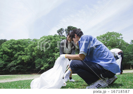 清掃活動をする学生たち 16718587