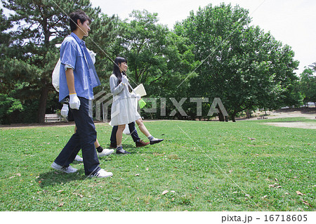 清掃活動をする学生たち 16718605