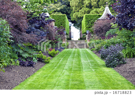 Elegant formal traditional landscaped garden 16718823