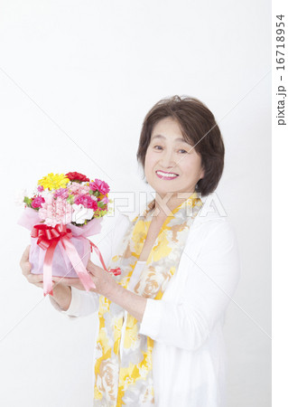 花束を持つシニア 花束を持つシニア 16718954