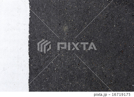 white line on the road 16719175
