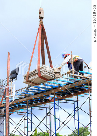 labor working in construction site 16719758