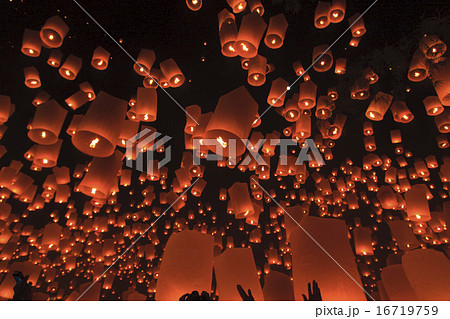 チェンマイの空に昇るランターン 16719759