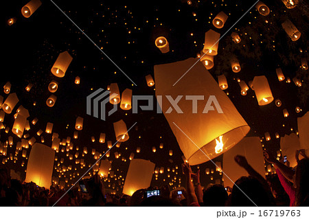 チェンマイの空に昇るランターン 16719763