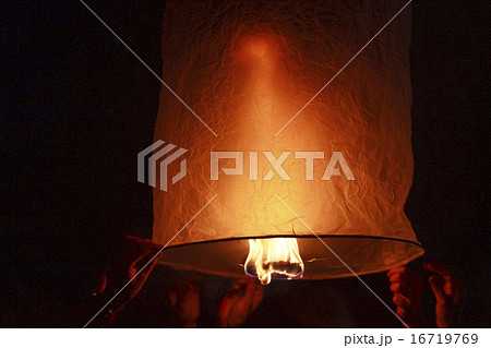 チェンマイの空に昇るランターン 16719769