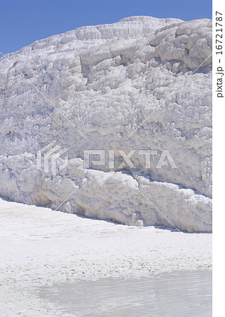 Pamukkale white mountain in Turkey in the middle o Pamukkale white mountain in Turkey in the middle o 16721787