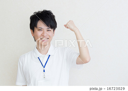 男性 笑顔 ポロシャツ ガッツポーズの写真素材
