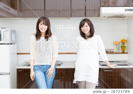 女性　キッチンイメージ 16723789