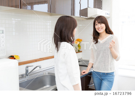 女性　キッチンイメージ 16723796